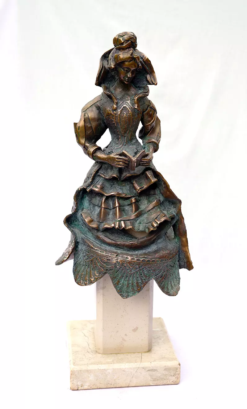 Statuetka Dama z książką
